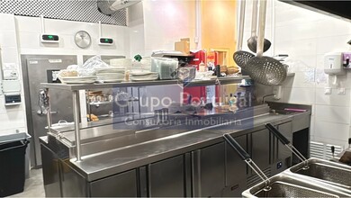 Retail in Madrid, Madrid to rent Interior Photo- Image 2 of 8