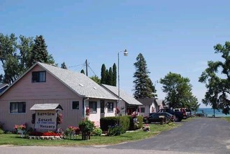 1047 Bay Dr, Tawas City, MI for sale Primary Photo- Image 1 of 1