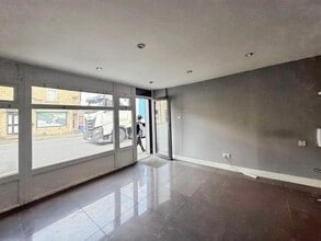413 Halliwell Rd, Bolton to rent Interior Photo- Image 1 of 7