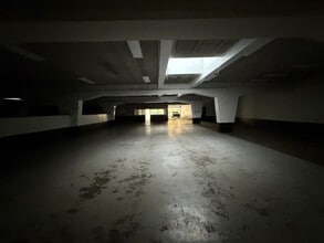 Retail in Marseille to rent Building Photo- Image 2 of 6