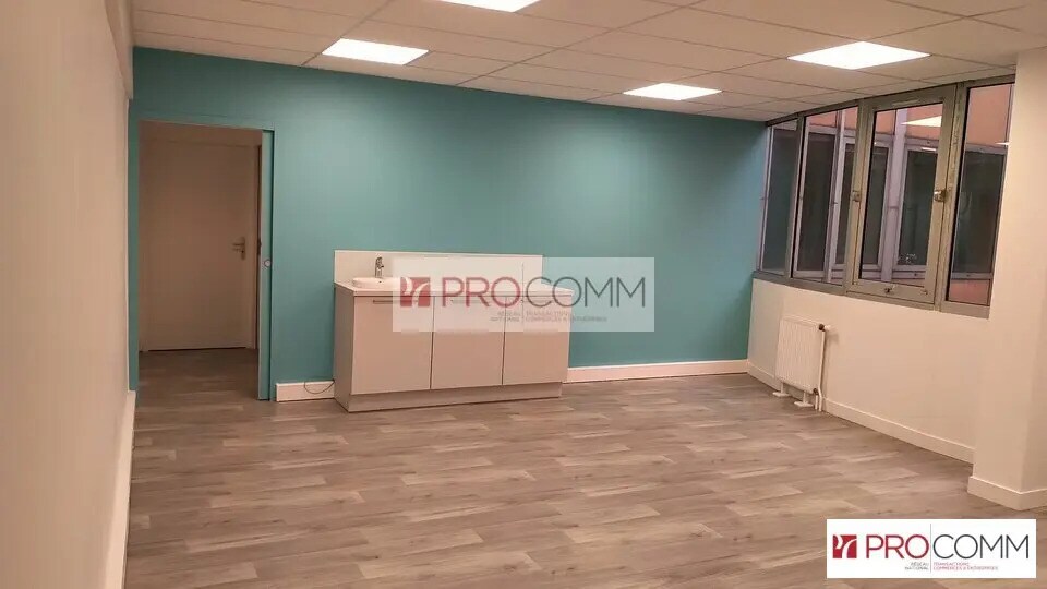 Office in Chartres to rent Building Photo- Image 1 of 4