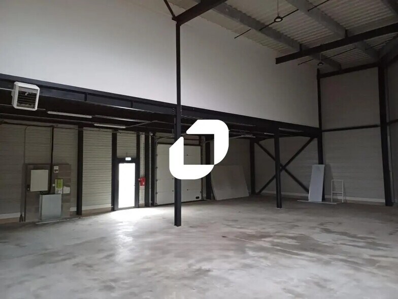 Light Industrial in Saint-Herblain to rent - Interior Photo - Image 1 of 10