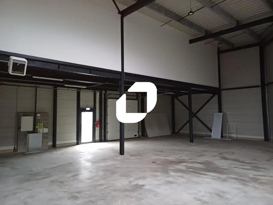Light Industrial in Saint-Herblain to rent Interior Photo- Image 1 of 11