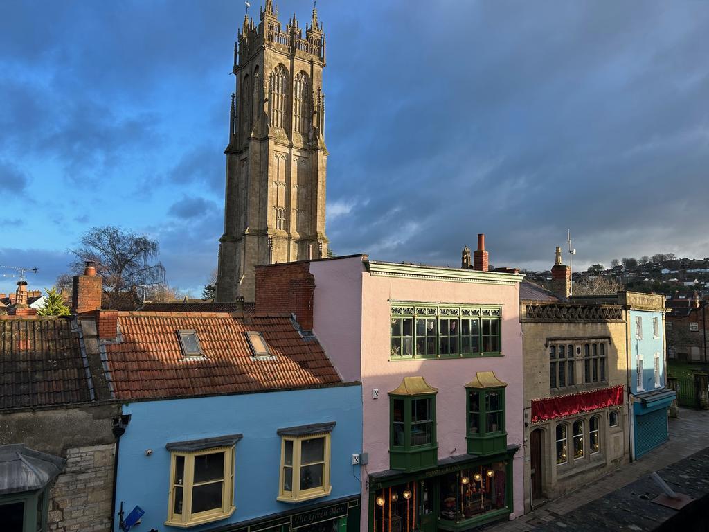 16 High St, Glastonbury to rent Primary Photo- Image 1 of 3