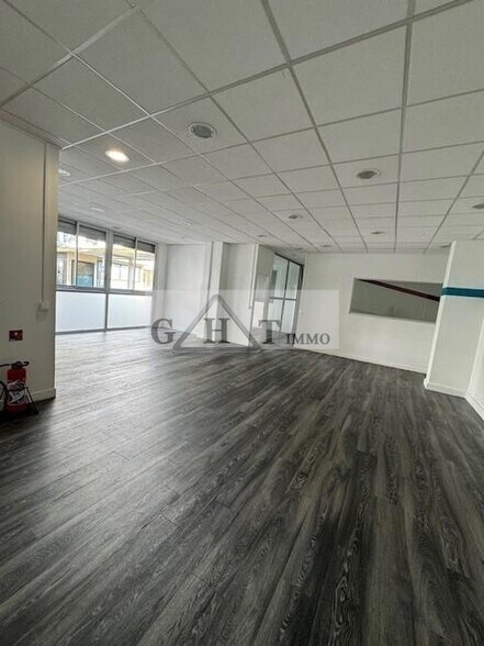 Industrial in Vincennes to rent - Interior Photo - Image 2 of 6