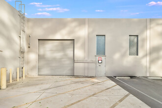 20900 Victory Blvd, Woodland Hills, CA for rent Building Photo- Image 2 of 8