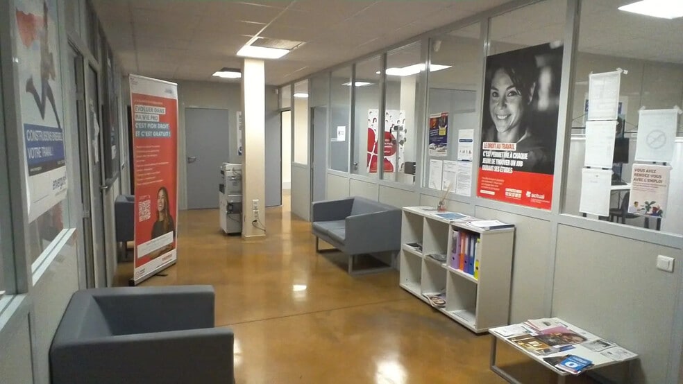 Office in Aubagne to rent - Building Photo - Image 2 of 7