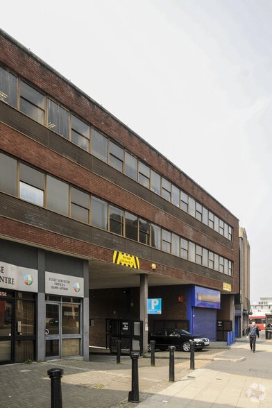 25 Bakers Rd, Uxbridge to rent - Building Photo - Image 3 of 3