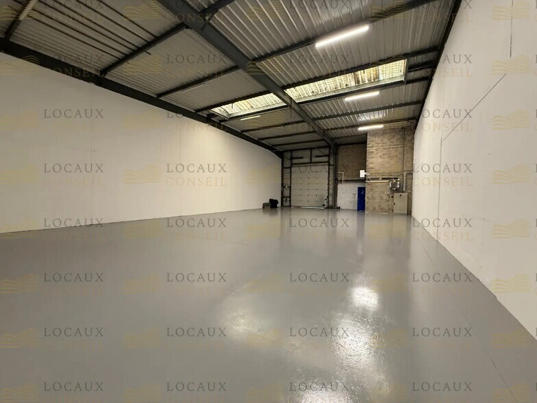 Light Industrial in Éragny to rent - Interior Photo - Image 3 of 4