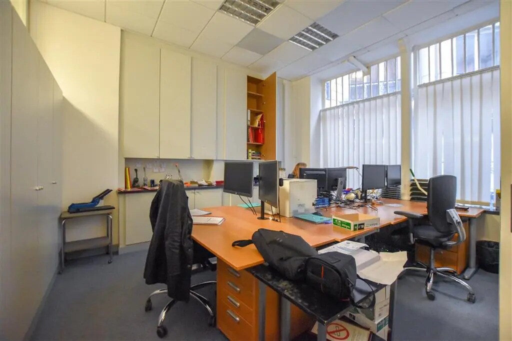 Location Bureaux 151 m² - Photo 1
