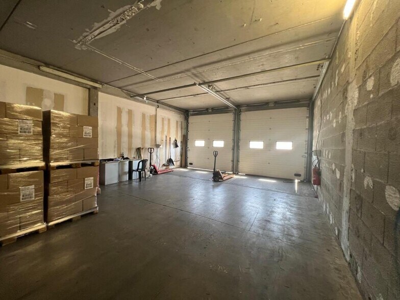Industrial in Saint-Quentin-Fallavier for sale - Interior Photo - Image 2 of 3