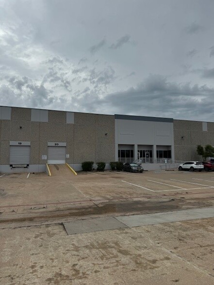 2400 Grand Avenue Pky, Austin, TX for rent - Building Photo - Image 1 of 1