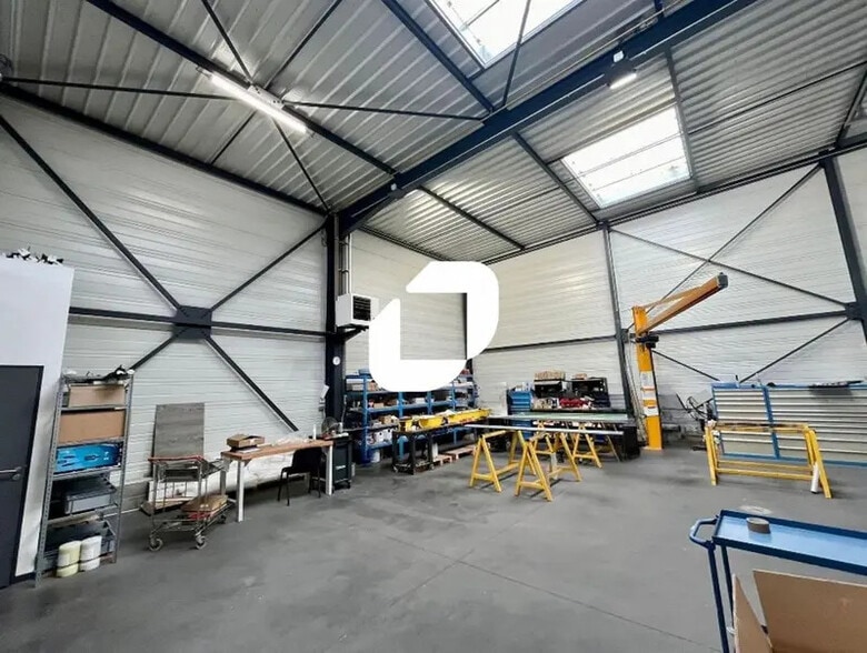 Light Industrial in Chassieu to rent - Interior Photo - Image 3 of 9