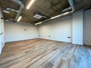 Theobald Street, Borehamwood to rent Interior Photo- Image 2 of 7