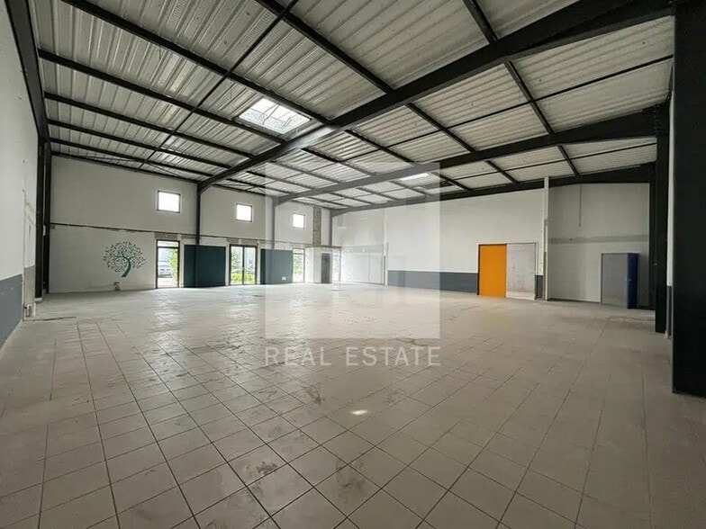 Light Industrial in Lyon to rent - Interior Photo - Image 3 of 9