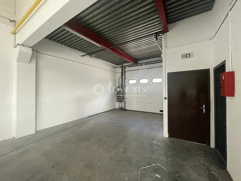 Light Industrial in Les Ulis to rent - Interior Photo - Image 2 of 6