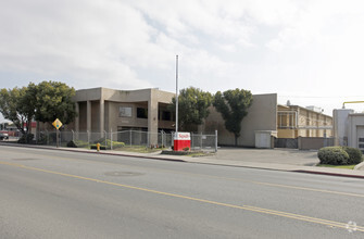 1025 E Bardsley Ave, Tulare, CA for rent Primary Photo- Image 1 of 8