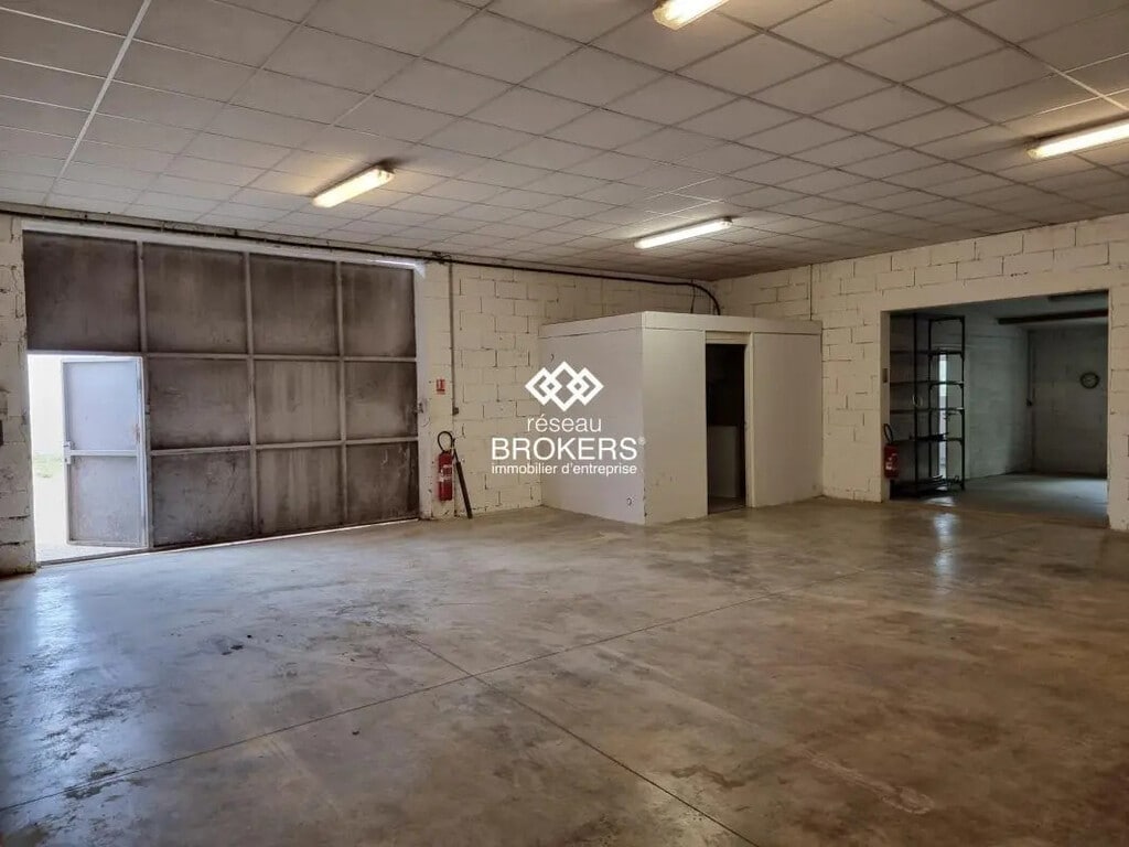 Location Entrepôt 145 m² - Photo 1