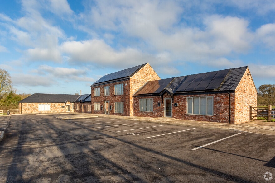 Grove Ln, Stonehouse to rent - Primary Photo - Image 1 of 11