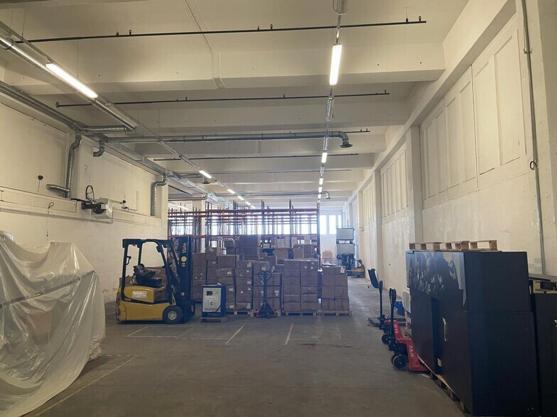 Light Industrial in Montreuil for sale - Interior Photo - Image 2 of 6
