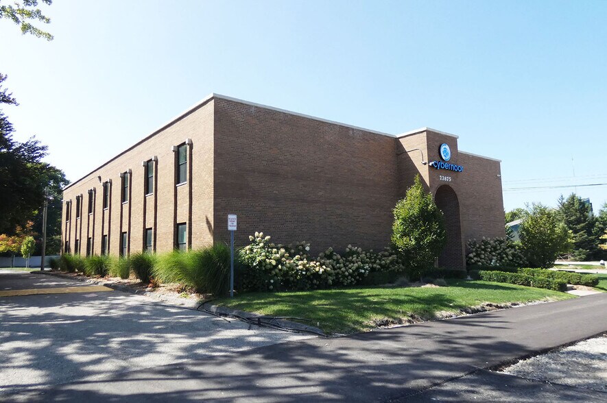 23875 Northwestern Hwy, Southfield, MI for sale - Building Photo - Image 1 of 1