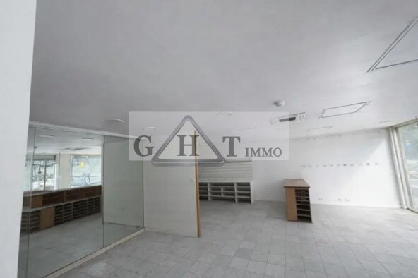 Retail in Paris to rent - Interior Photo - Image 1 of 3