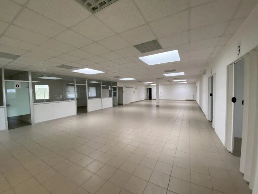 Location Local d'activités 405 m² - Photo 1
