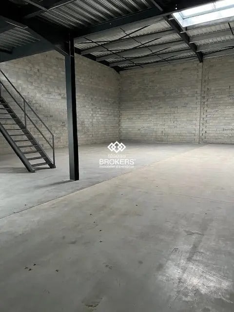 Location Local d'activités 320 m² - Photo 1