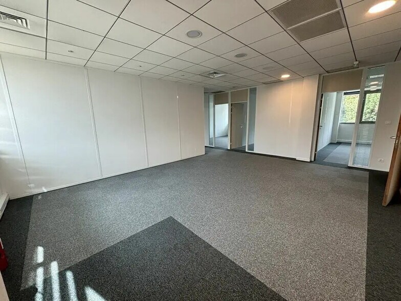 Office in Mérignac to rent - Interior Photo - Image 2 of 11