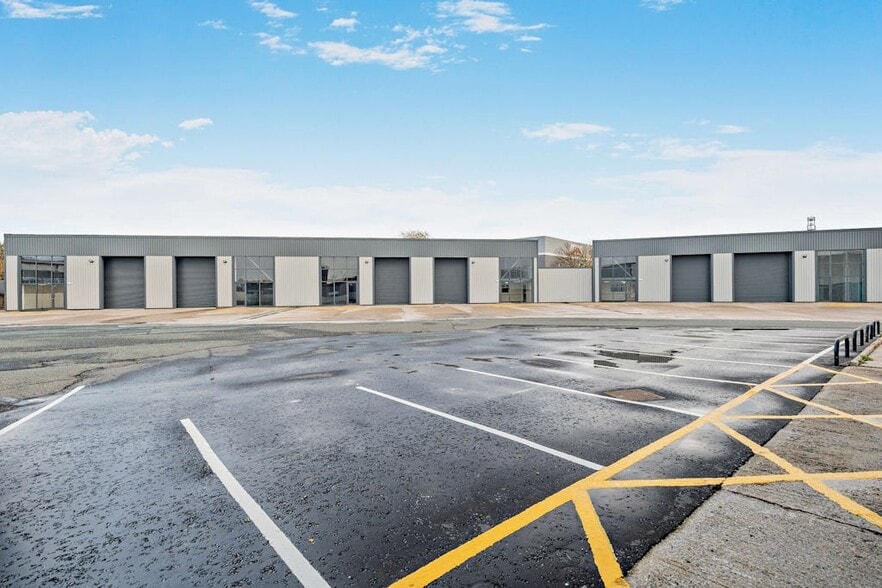 Severnside Trading Estate, Manchester to rent - Building Photo - Image 3 of 12