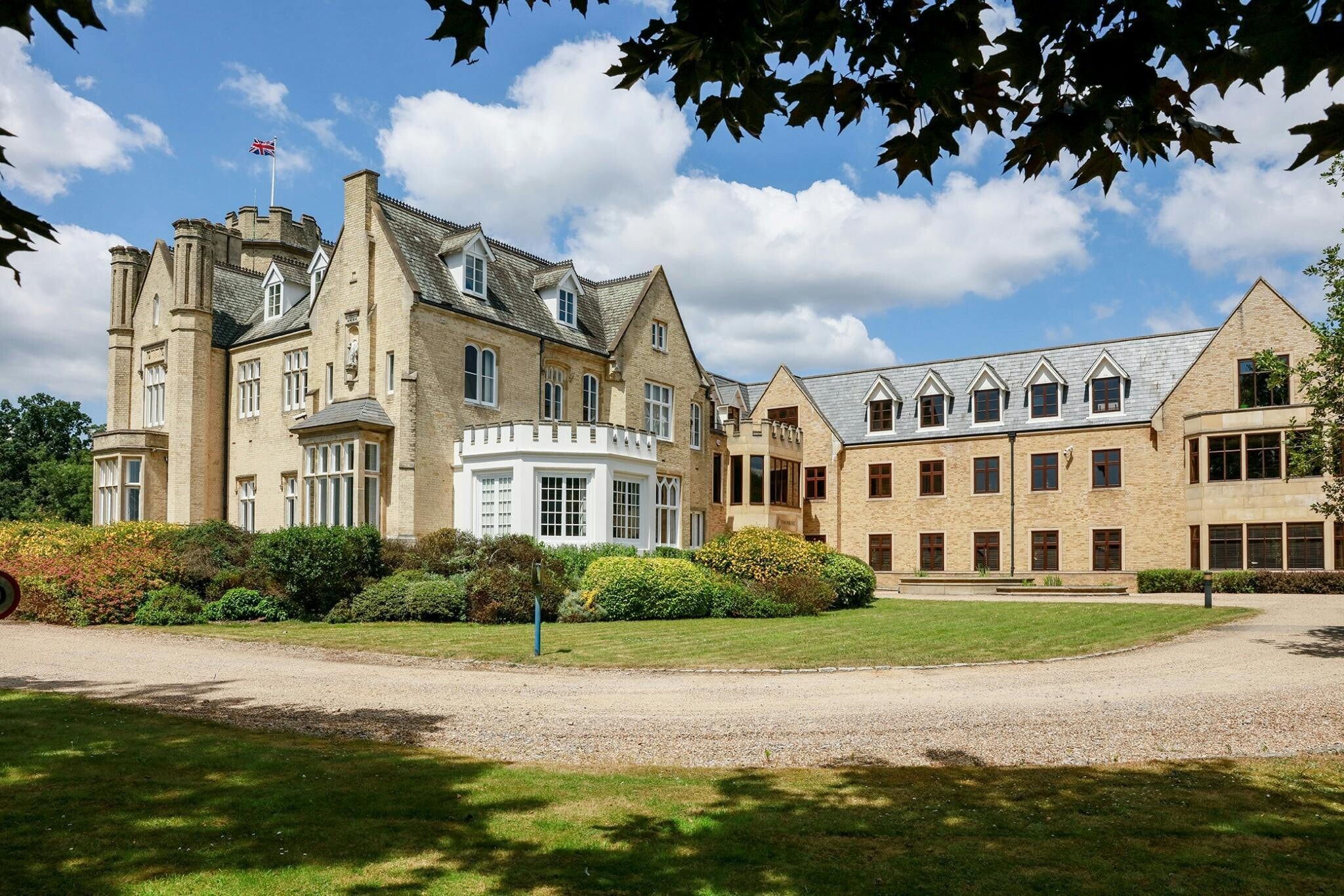 Stomp Rd, Burnham to rent Building Photo- Image 1 of 4