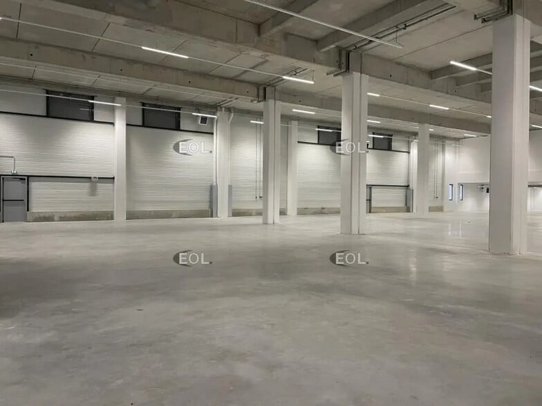 Light Industrial in Nanterre to rent - Building Photo - Image 3 of 16