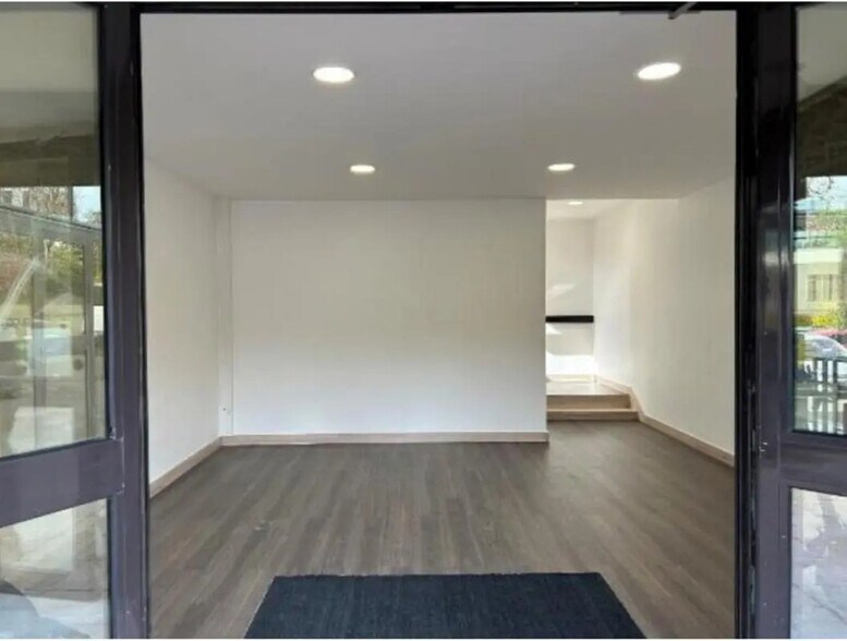 Office in Viroflay to rent - Interior Photo - Image 2 of 15