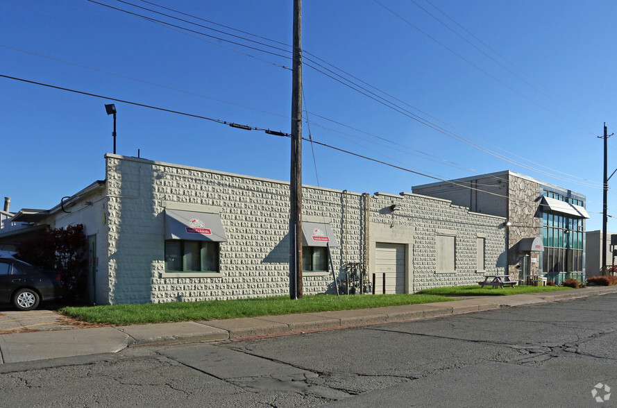 150 Chatham St, Hamilton, ON for sale - Building Photo - Image 2 of 3