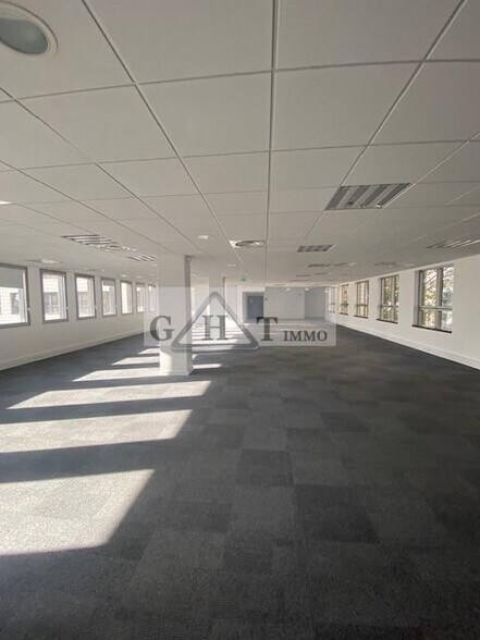 Office in Montreuil for sale - Interior Photo - Image 2 of 3