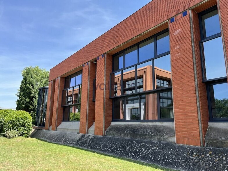 221 Rue Carmin, Labège to rent - Building Photo - Image 1 of 5