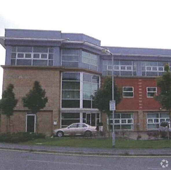 Euston Way, Telford to rent - Primary Photo - Image 1 of 2
