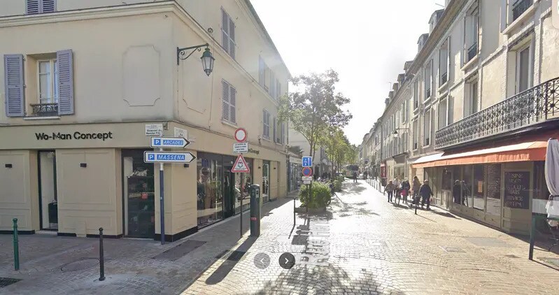 Retail in Rueil-Malmaison to rent Building Photo- Image 1 of 2