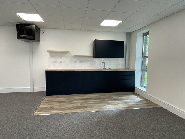 Crown Way, Tower Rd N, Warmley to rent - Building Photo - Image 3 of 3