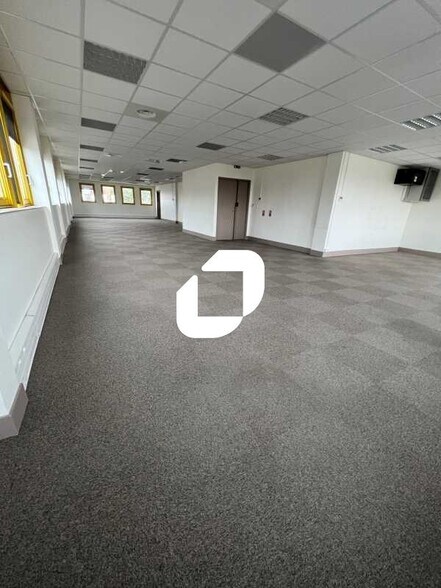 9 Rue Maryse Bastié, Bron to rent - Interior Photo - Image 2 of 6