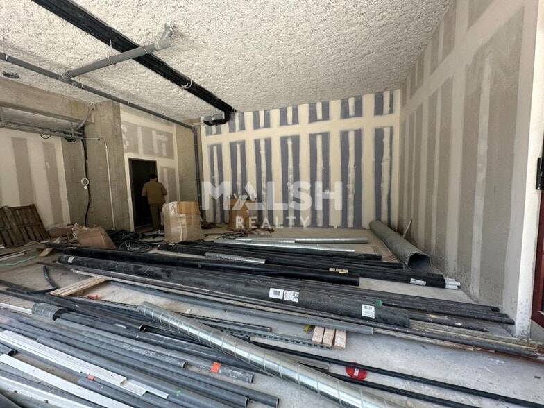 Retail in Villeurbanne to rent - Interior Photo - Image 2 of 3