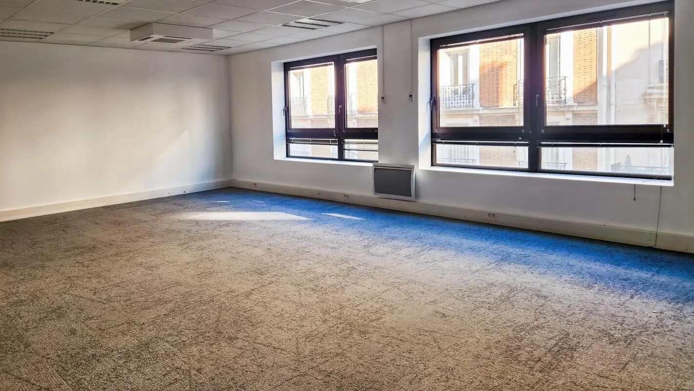 Office in Neuilly-sur-Seine to rent Building Photo- Image 1 of 10