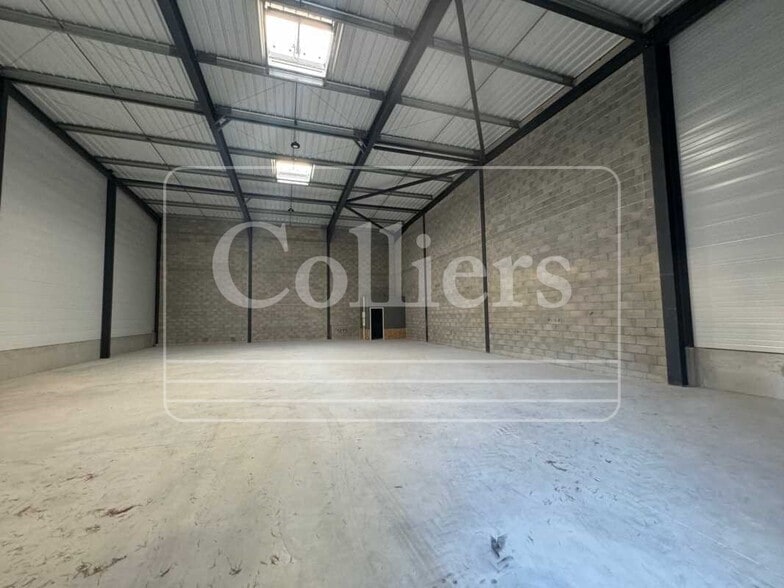 Light Industrial in Signes to rent - Interior Photo - Image 1 of 2