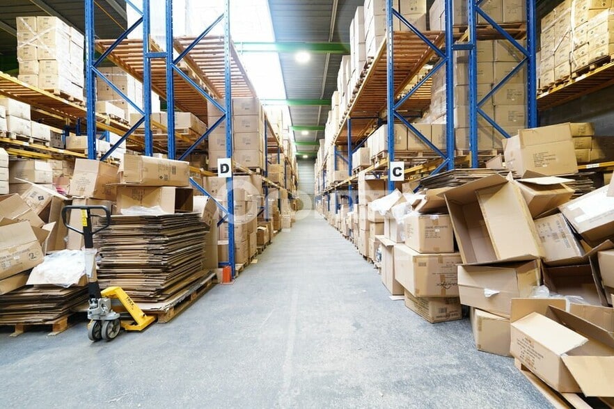 Light Industrial in Genas to rent - Interior Photo - Image 2 of 8