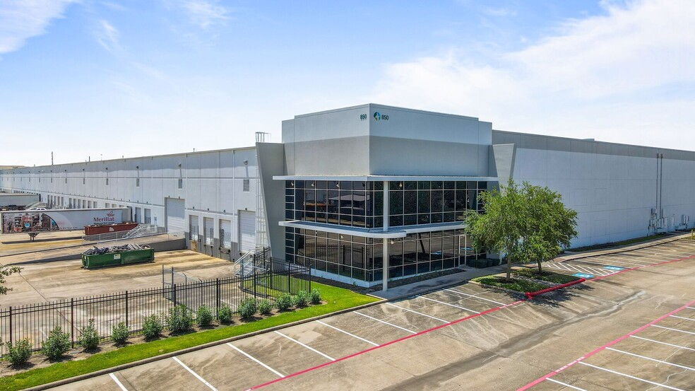 850 Greens Pky, Houston, TX for rent - Building Photo - Image 2 of 11