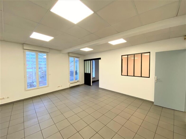 Office in Clichy to rent - Interior Photo - Image 2 of 5