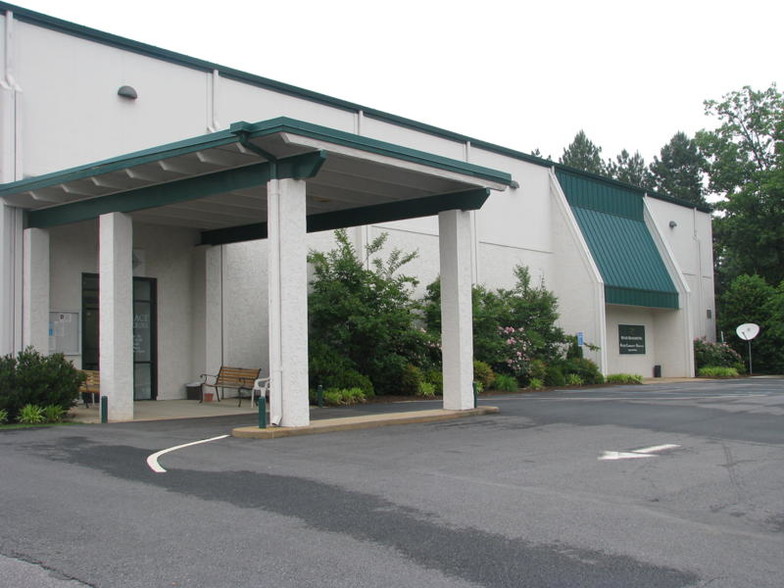 433 E Commonwealth Blvd, Martinsville, VA for sale - Building Photo - Image 2 of 16