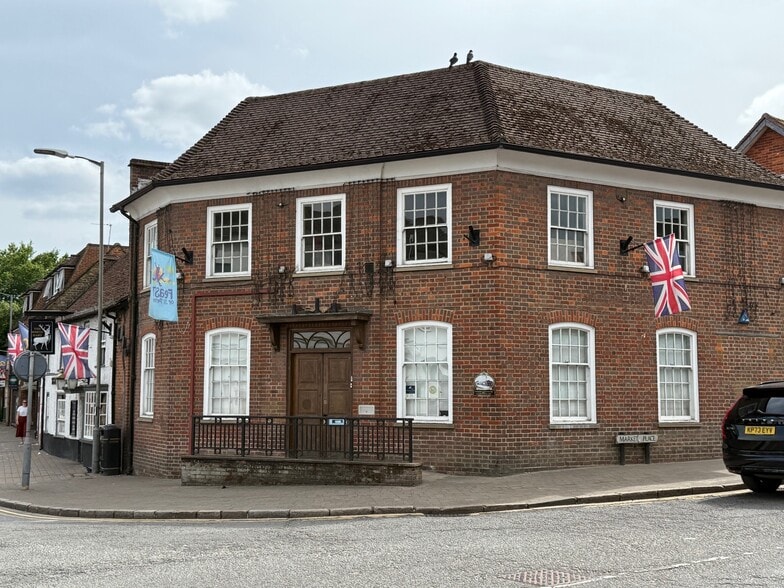 32 High St, Gerrards Cross to rent - Building Photo - Image 1 of 6