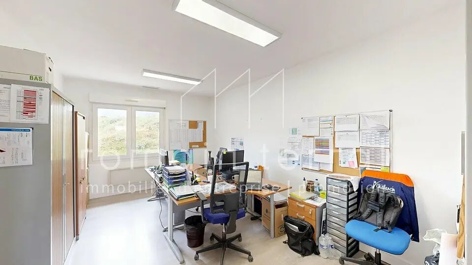 Location Local d'activités 253 m² - Photo 1