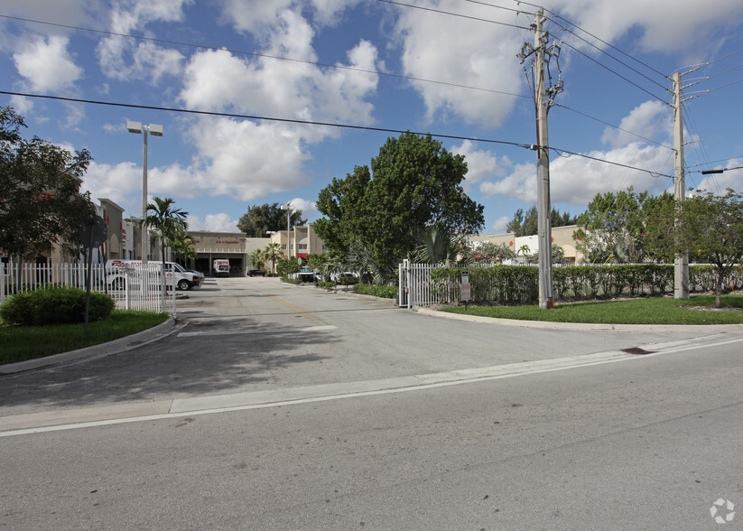 3300 NW 112th Ave, Miami, FL for rent - Building Photo - Image 3 of 22